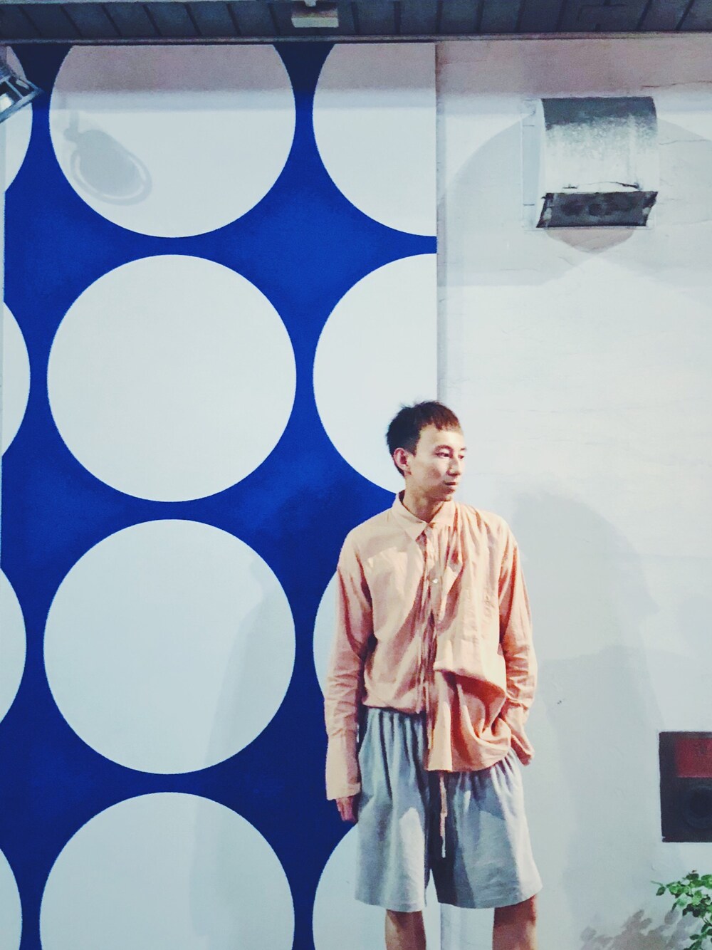 「シンプルコーデ」｜「BED J.W. FORDのアイテム（シャツ/ブラウス、ピンク系）」を使った、酥提佐さん（メンズ・174cm）の夏コーディネートの1枚目の写真