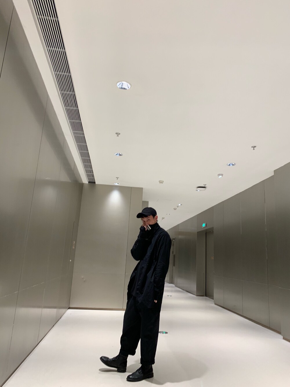 「Y-3のアイテム（Tシャツ/カットソー、ブラック系）」を使った、酥提佐さん（メンズ・174cm）の冬コーディネートの1枚目の写真