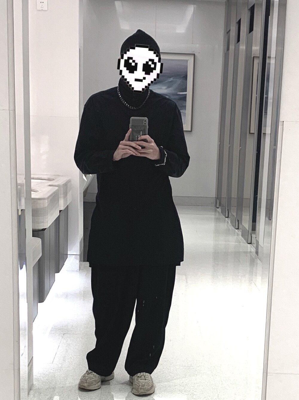 「street」｜「Yohji Yamamotoのアイテム（シャツ/ブラウス、ブラック系）」を使った、酥提佐さん（メンズ・174cm）の春コーディネートの1枚目の写真