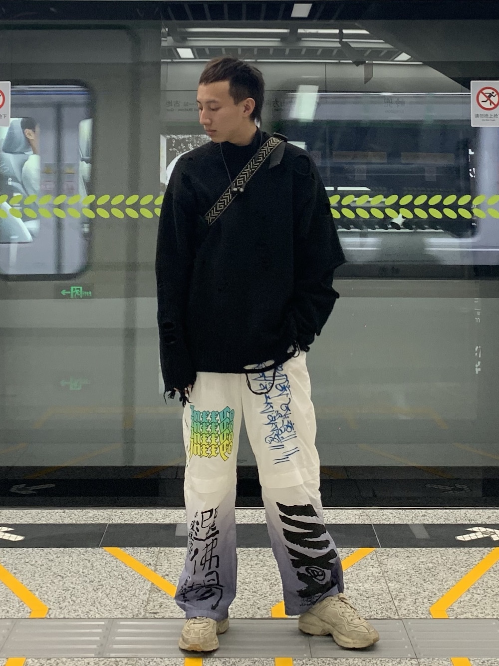 「街头搭配」｜「GUCCIのアイテム（スニーカー、ベージュ系）」を使った、酥提佐さん（メンズ・174cm）の冬コーディネートの1枚目の写真