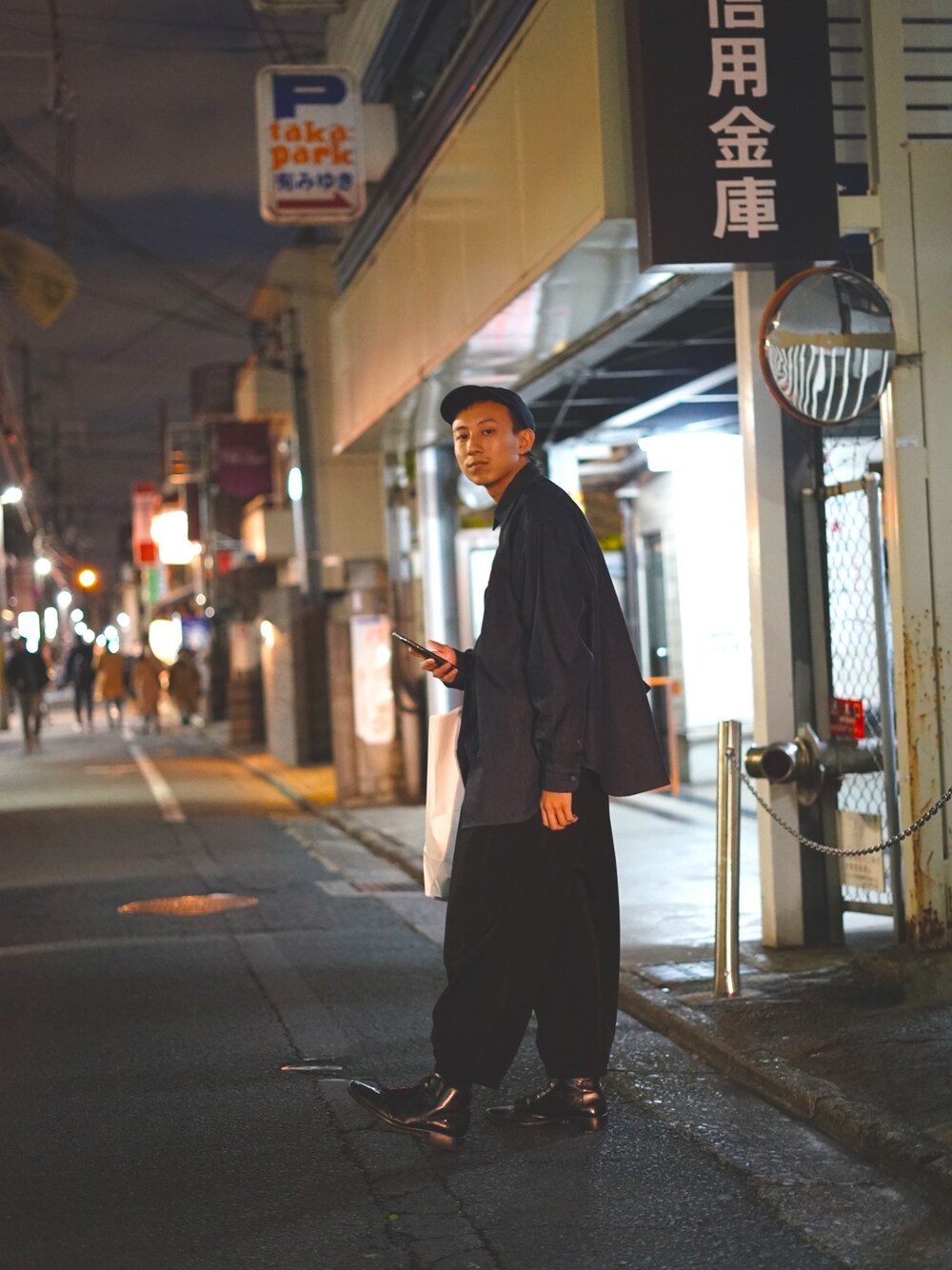 「street」｜「niko and...のアイテム（シャツ/ブラウス、ブルー系）」を使った、酥提佐さん（メンズ・174cm）の冬コーディネートの1枚目の写真