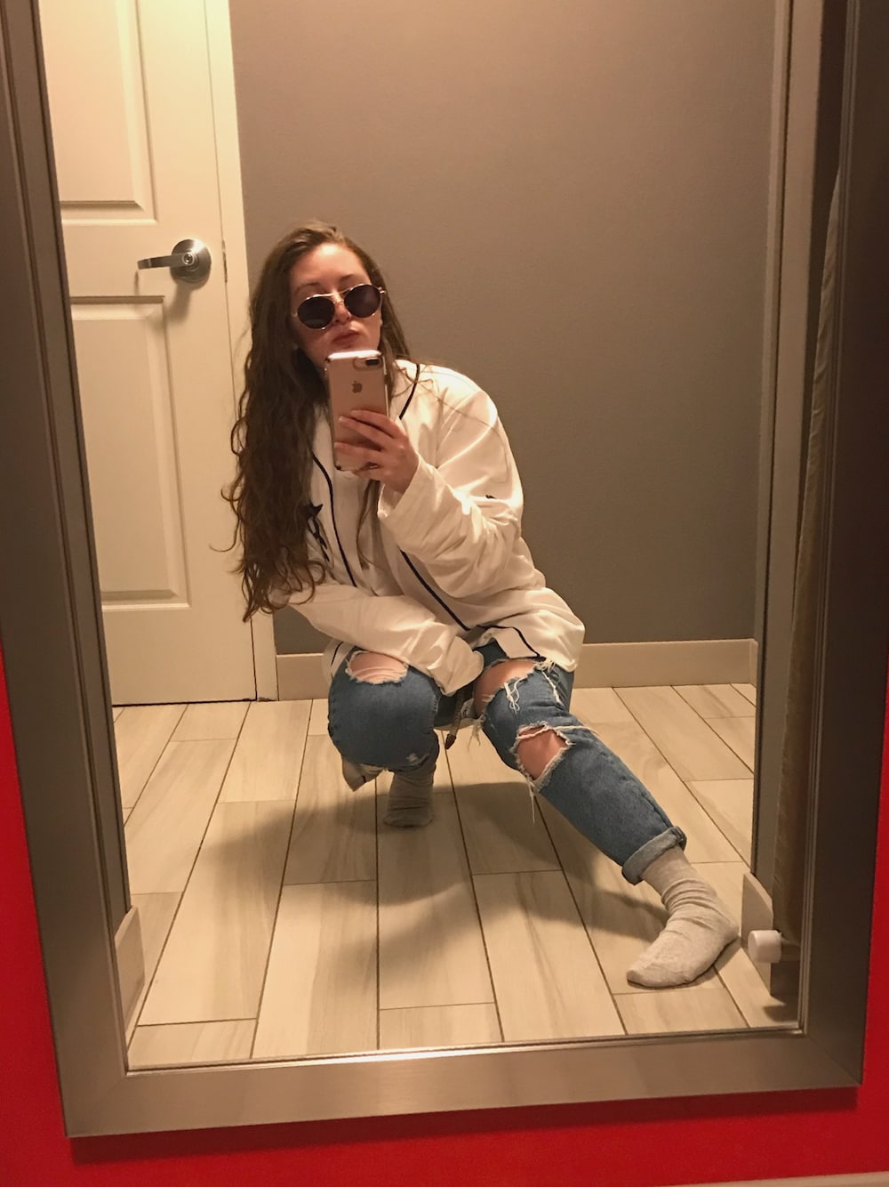「streetstyle、summer、sporty」｜「Garageのアイテム（デニムパンツ、ブルー系）」を使った、Caitlin Hopkinsさん（レディース・157cm）の夏コーディネートの1枚目の写真