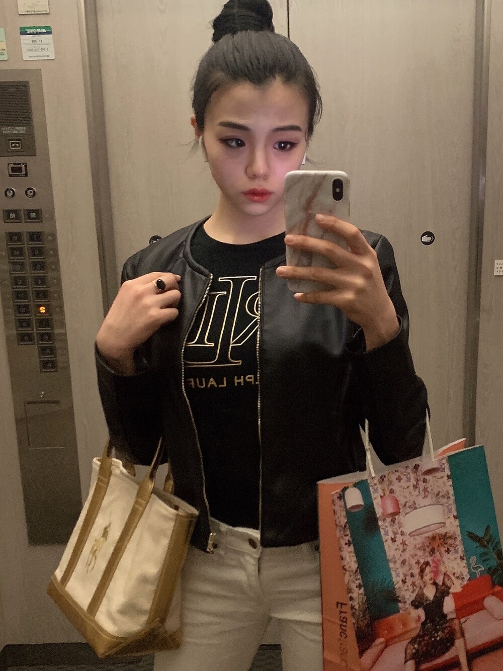 「中国、お団子ヘアー、大人カジュアル、ラルフローレン、Ralph Lauren、日常穿搭」｜「LAUREN RALPH LAURENのアイテム（Tシャツ/カットソー、ブラック系）」を使った、youyiさん（レディース・165cm）の春コーディネートの1枚目の写真
