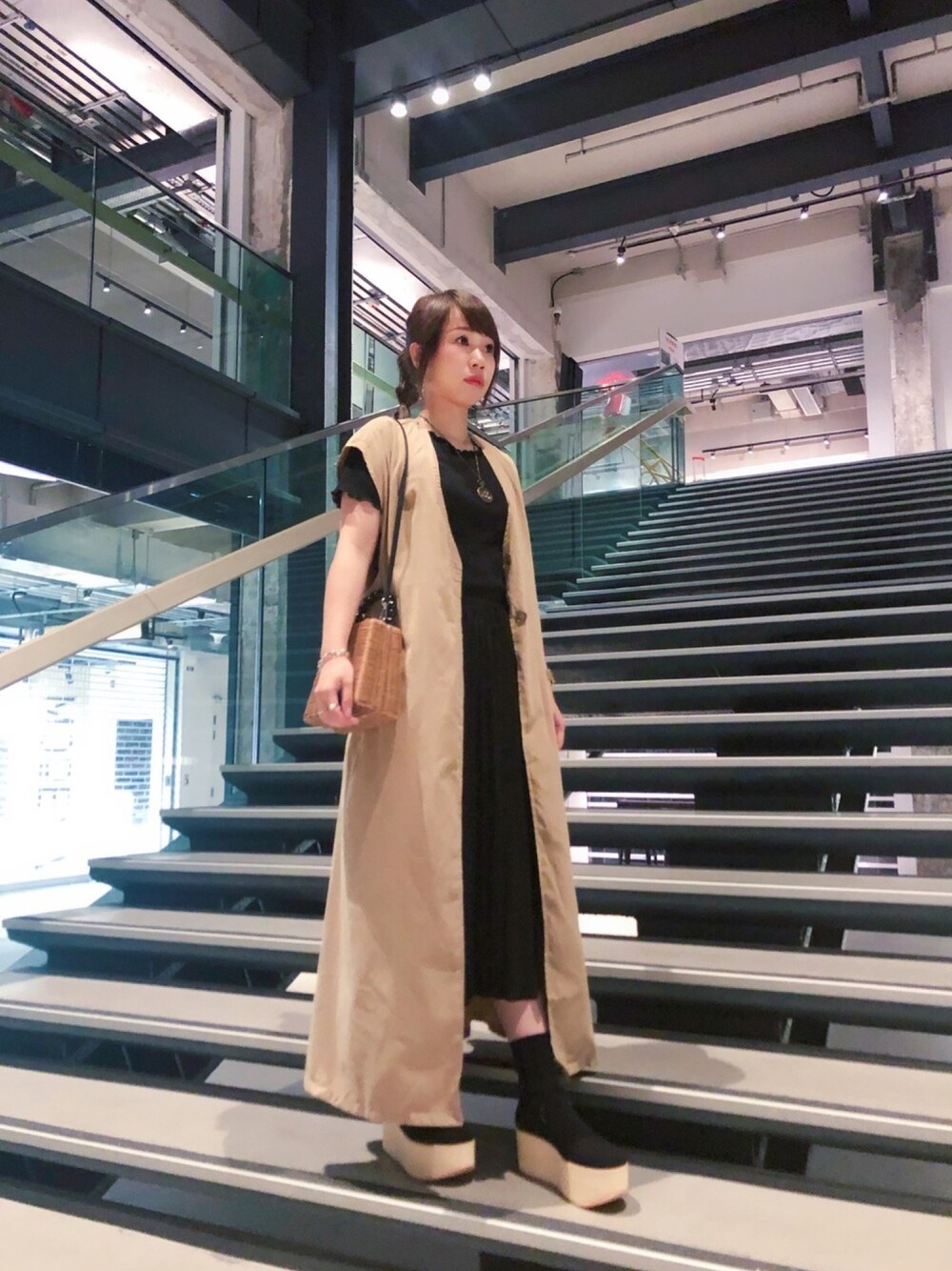 ブラック系のトップス、ブラック系のスカート、ベージュ系のジャケット/アウターを着用したレディースの夏コーディネートの1枚目の写真