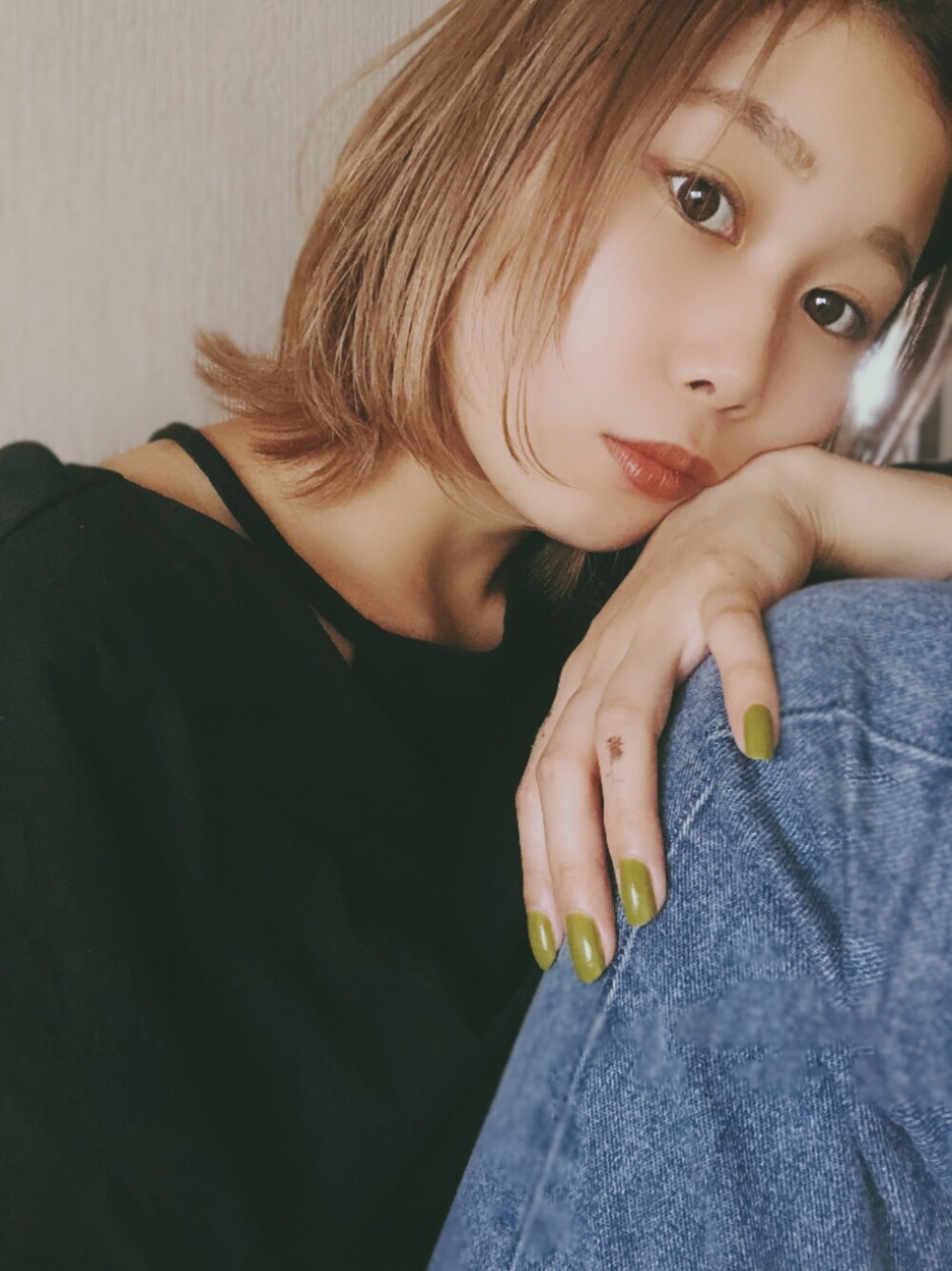 ブラック系のトップス、ブルー系のデニムパンツ、その他のアクセサリーを着用したレディースの夏コーディネートの1枚目の写真