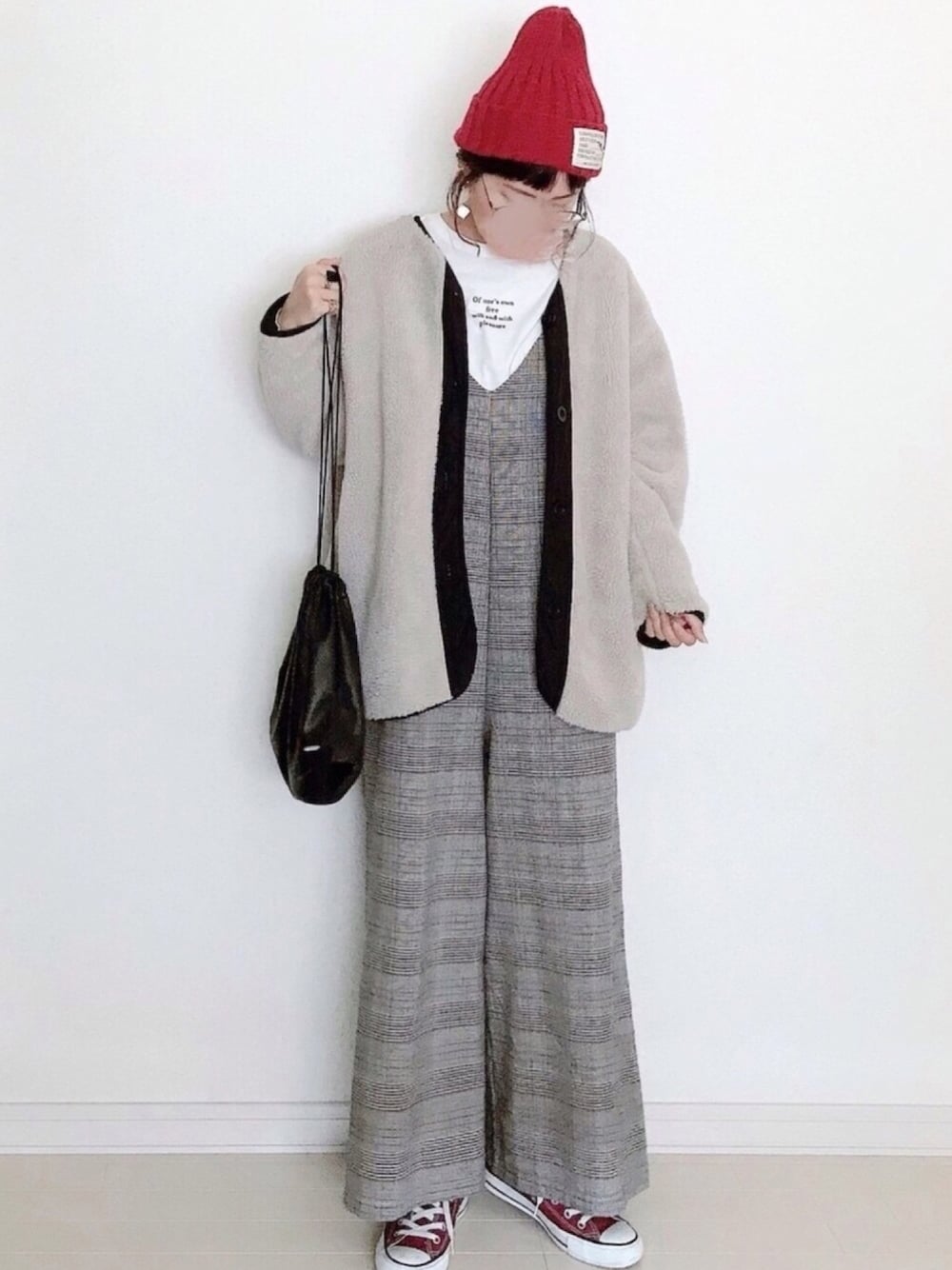 グレー系のオールインワン・サロペット、ブラック系のジャケット/アウター、ホワイト系のTシャツ/カットソーを着用したレディースの秋コーディネートの1枚目の写真