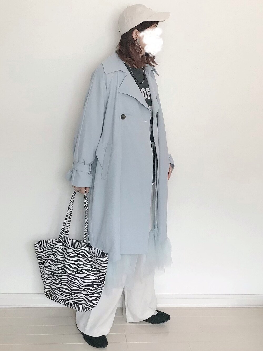 ブルー系のトレンチコート、グレー系のスウェット、ホワイト系のその他パンツを着用したレディースの春コーディネートの1枚目の写真