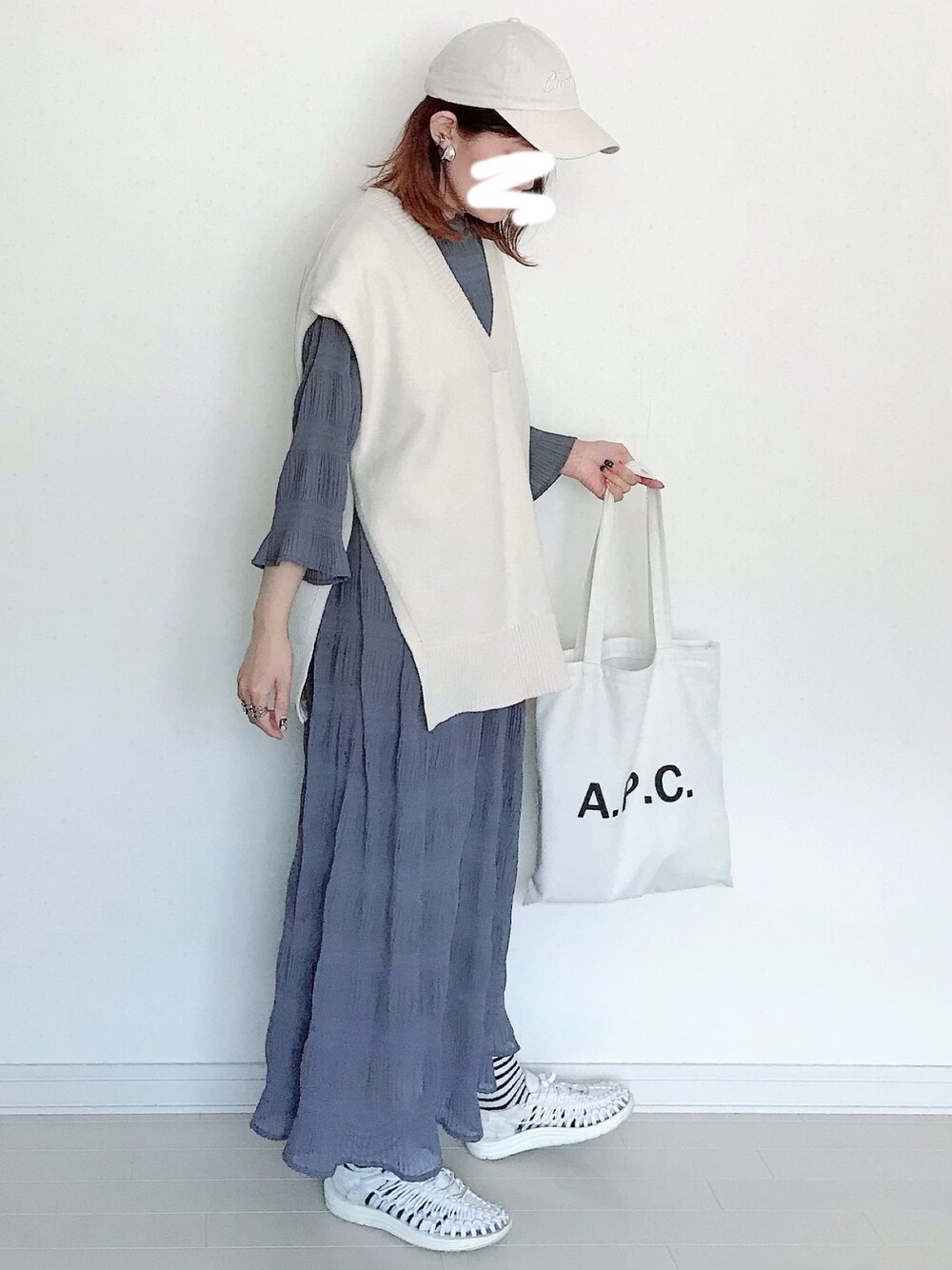 「AmbreNeige、キャップ、ワンピース、ベスト、ゆるコーデ、楽チンコーデ、ロングワンピース、レイヤードスタイル、ニットベスト、プチプラ」｜「Ambre Neigeのマジョリカワンピース／【WEB/EC限定商品】（ワンピース、ブルー系）」を使った、UMiSatoさん（レディース・163cm）の春コーディネートの1枚目の写真