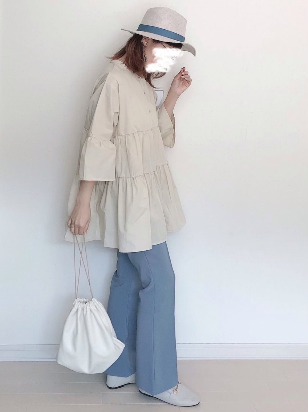 「AmbreNeige、カラーパンツ、フレアパンツ、ティアード、春コーデ、淡色コーデ、プチプラ、シンプルコーデ、ママファッション、ハット」｜「Ambre Neigeのティアードチュニック／【WEB/EC限定商品】（シャツ/ブラウス、ホワイト系）」を使った、UMiSatoさん（レディース・163cm）の春コーディネートの1枚目の写真