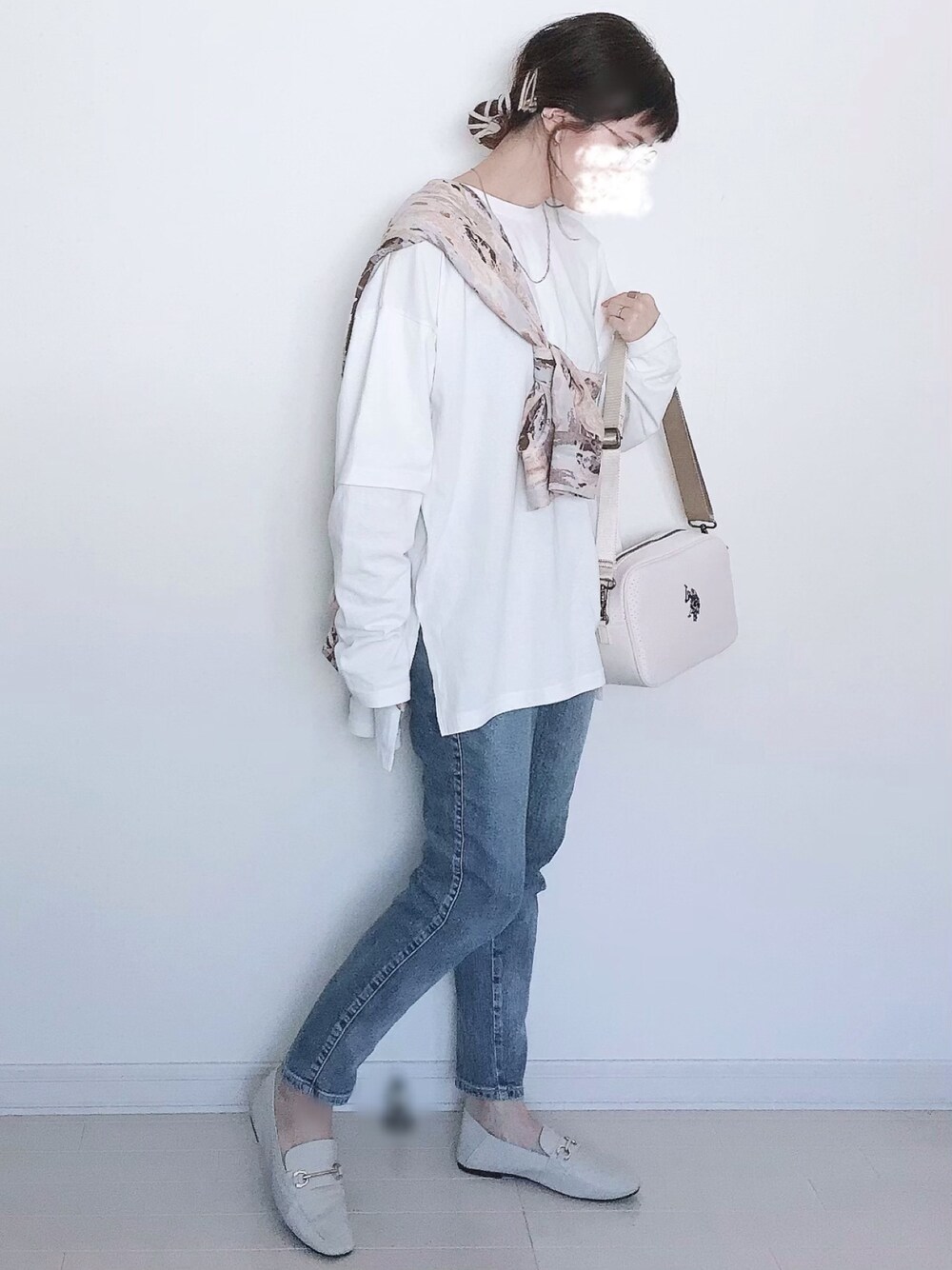 「たすき掛け、SOMETHING、デニムパンツ、春コーデ、AmbreNeige、シンプルコーデ、オーバーサイズ、プチプラ、USポロ、PR」｜「Ambre Neigeのペイントルーズシャツ／【WEB/EC限定商品】（シャツ/ブラウス、パープル系）」を使った、UMiSatoさん（レディース・163cm）の春コーディネートの1枚目の写真