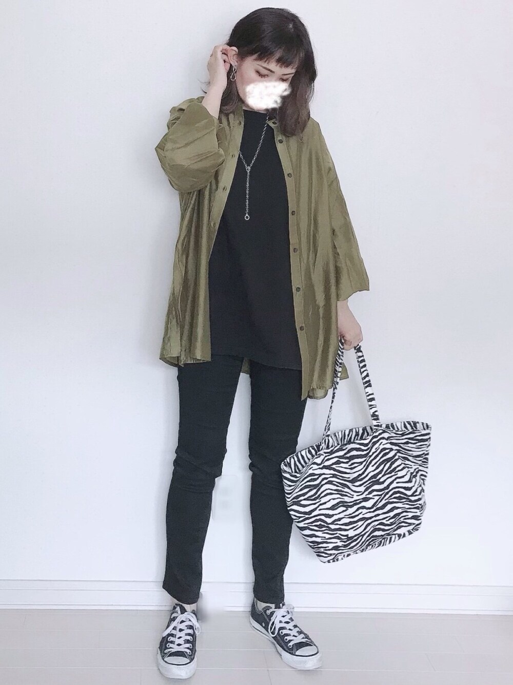 ブラック系のその他パンツ、グリーン系のシャツ/ブラウス、ブラック系のTシャツ/カットソーを着用したレディースの春コーディネートの1枚目の写真