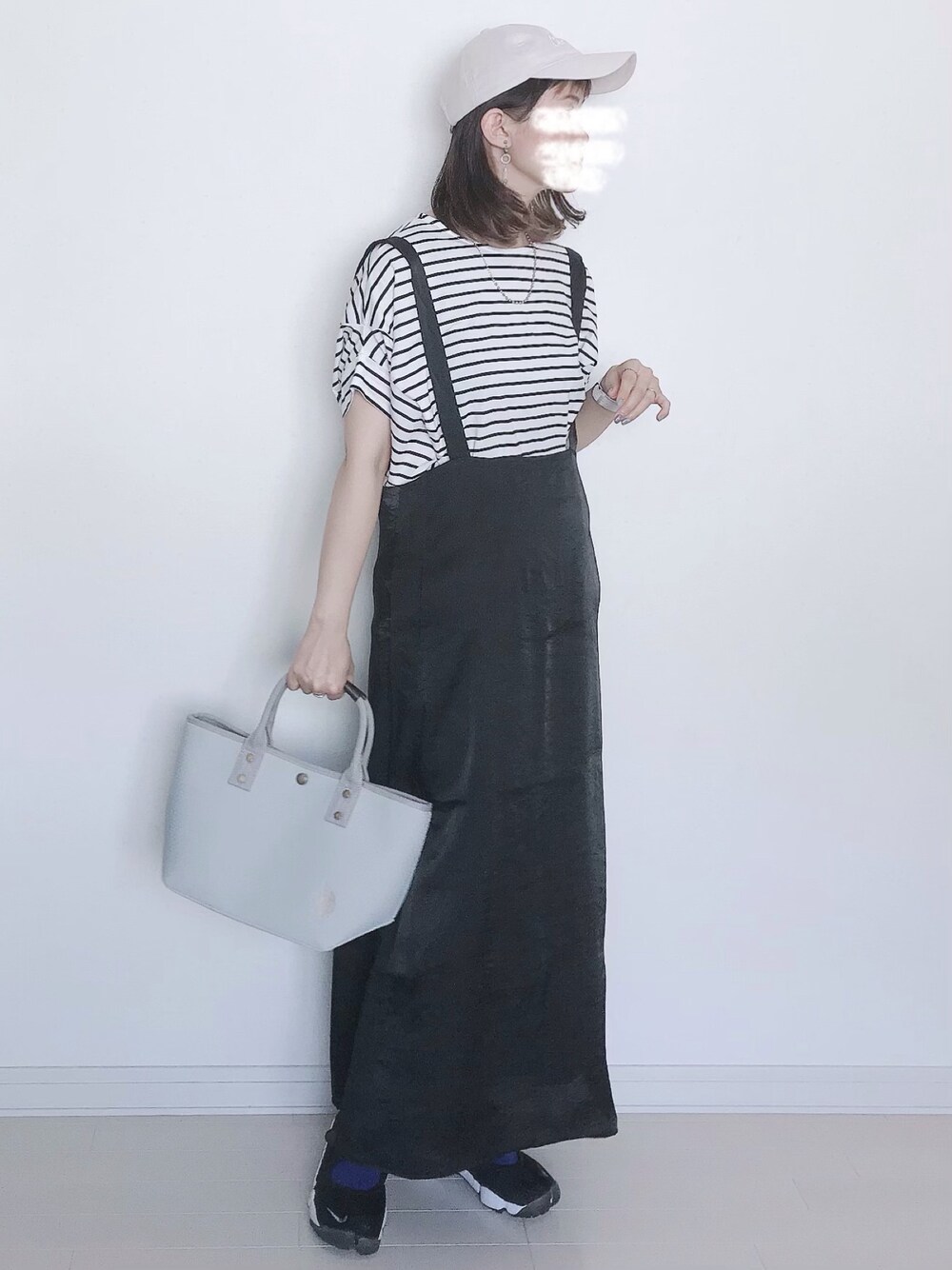 「サロペットスカート、ジャンパースカート、USポロ、U.S.POLO ASSN.、ボーダー、モノトーン、エアリフト、キャップ、シンプルコーデ、春夏コーデ」｜「U.S. POLO ASSN.の【U.S. POLO ASSN.】 ユーエスポロアッスン　ネオプレン　トートバッグS　US2577（トートバッグ、グレー系）」を使った、UMiSatoさん（レディース・163cm）の春コーディネートの1枚目の写真