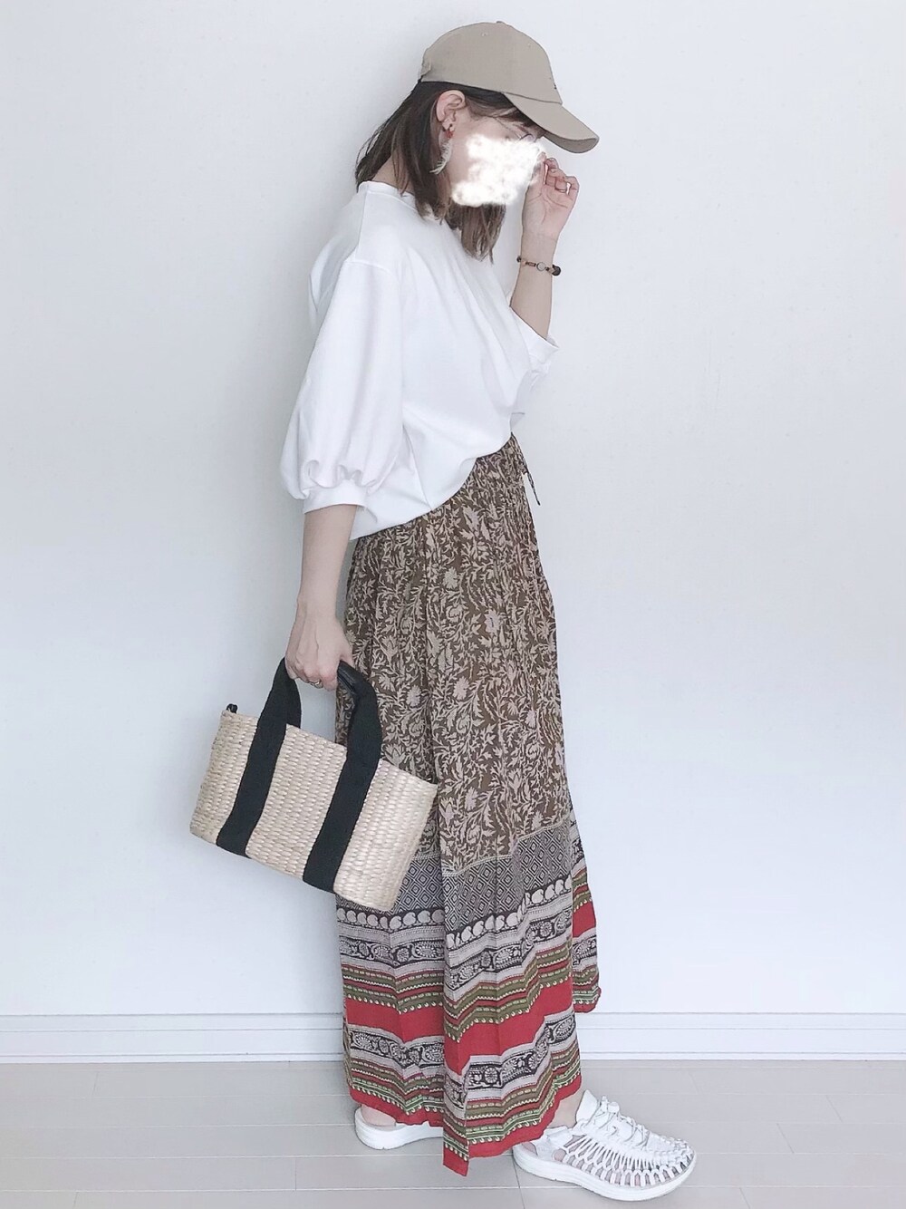 ホワイト系のTシャツ/カットソー、ブラック系のトートバッグ、ホワイト系のサンダルを着用したレディースの春コーディネートの1枚目の写真