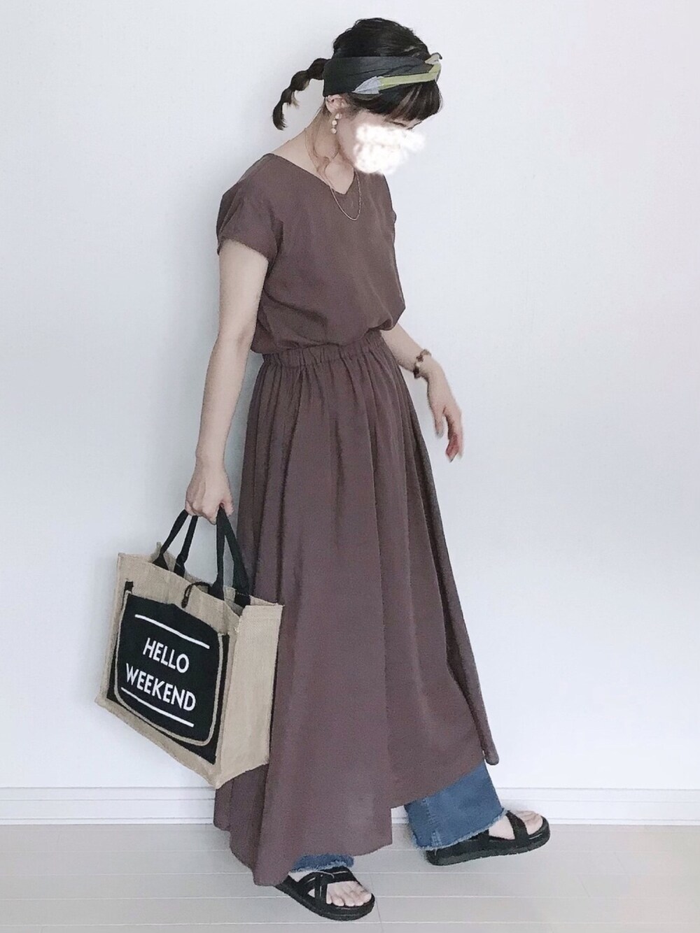 「URBAN RESEARCH、Sonny　Label、urban research sonny label、ロングワンピース、高身長女子、初夏コーデ、シンプルコーデ、デニム、PR、厚底サンダル」｜「URBAN RESEARCH Sonny LabelのUR TECH+抗菌リネン混フレンチギャザーワンピース（ワンピース、ブラウン系）」を使った、UMiSatoさん（レディース・163cm）の春コーディネートの1枚目の写真