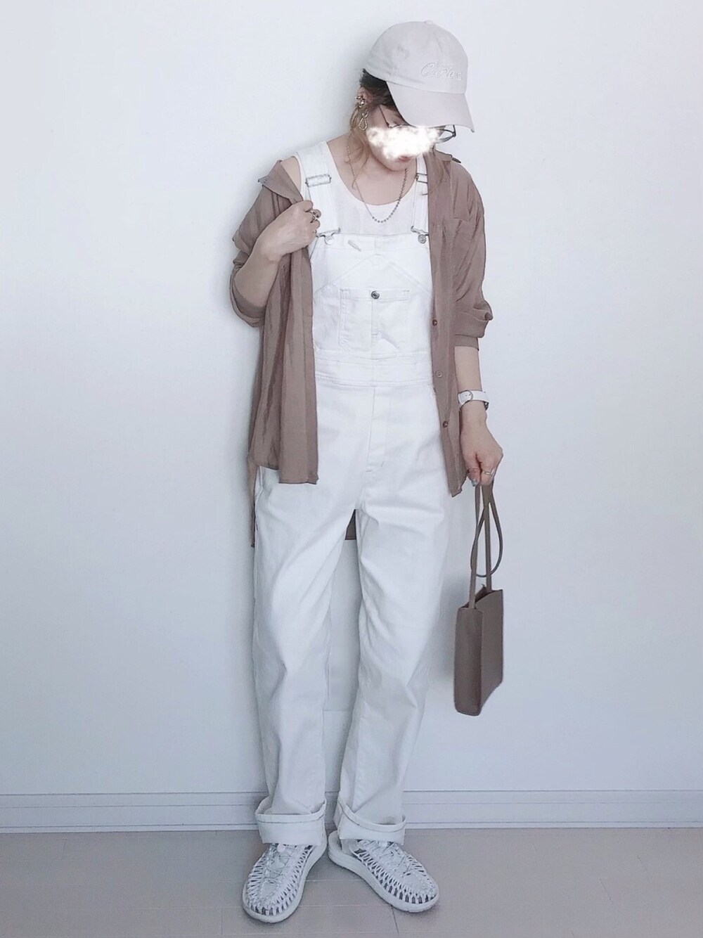 「EDWIN、オーバーオール、これが私をアゲる服、大人カジュアル、メンズライク、ワントーンコーデ、ホワイトコーデ、キャップ、春夏コーデ、PR」｜「EDWINのessentials オーバーオール（サロペット/オーバーオール、ホワイト系）」を使った、UMiSatoさん（レディース・163cm）の春コーディネートの1枚目の写真