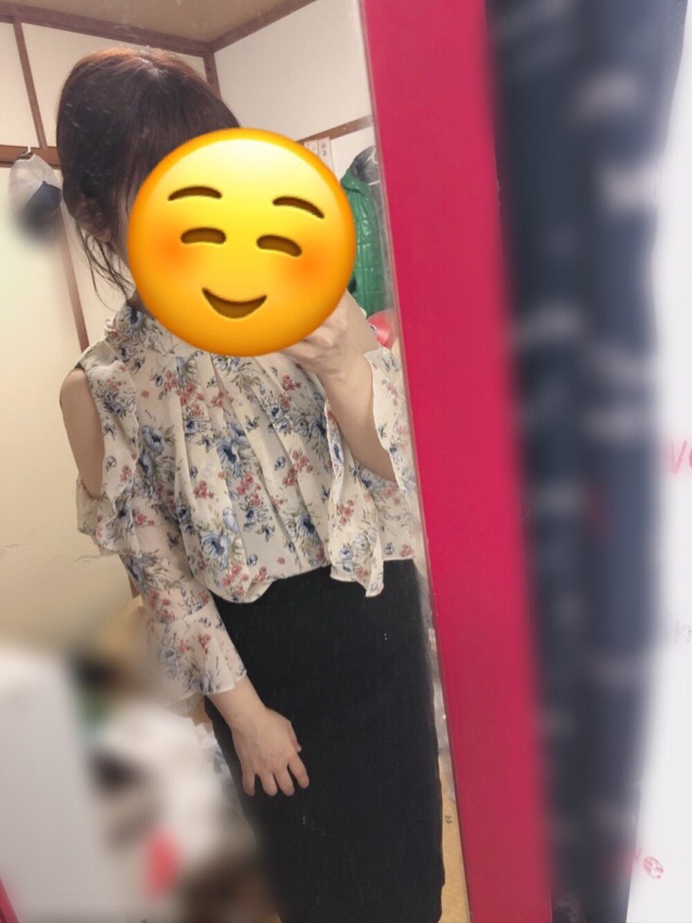 「なんだろうのアイテム（シャツ/ブラウス、ベージュ系）」を使った、アラレちゃんさん（レディース・145cm）の春コーディネートの1枚目の写真