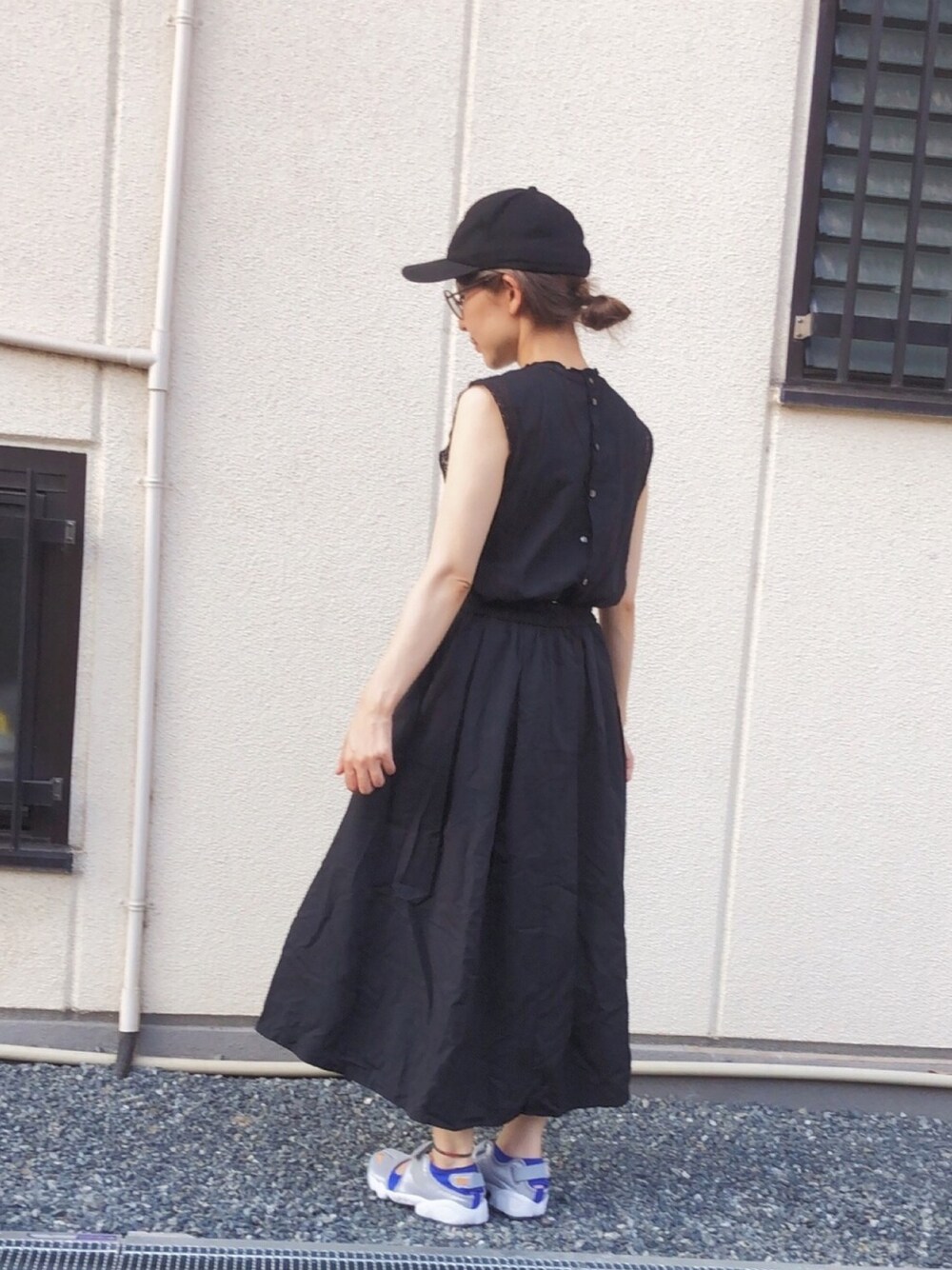 「ゆるコーデ、プチプラ、低身長、オトナ女子、大人コーデ、オトナカジュアル、スカート、丸メガネ、summer、真っ黒コーデ」｜「NIKEのナイキ エア リフト ウィメンズシューズ（スニーカー、シルバー系）」を使った、kinokonokoさん（レディース・152cm）の夏コーディネートの1枚目の写真