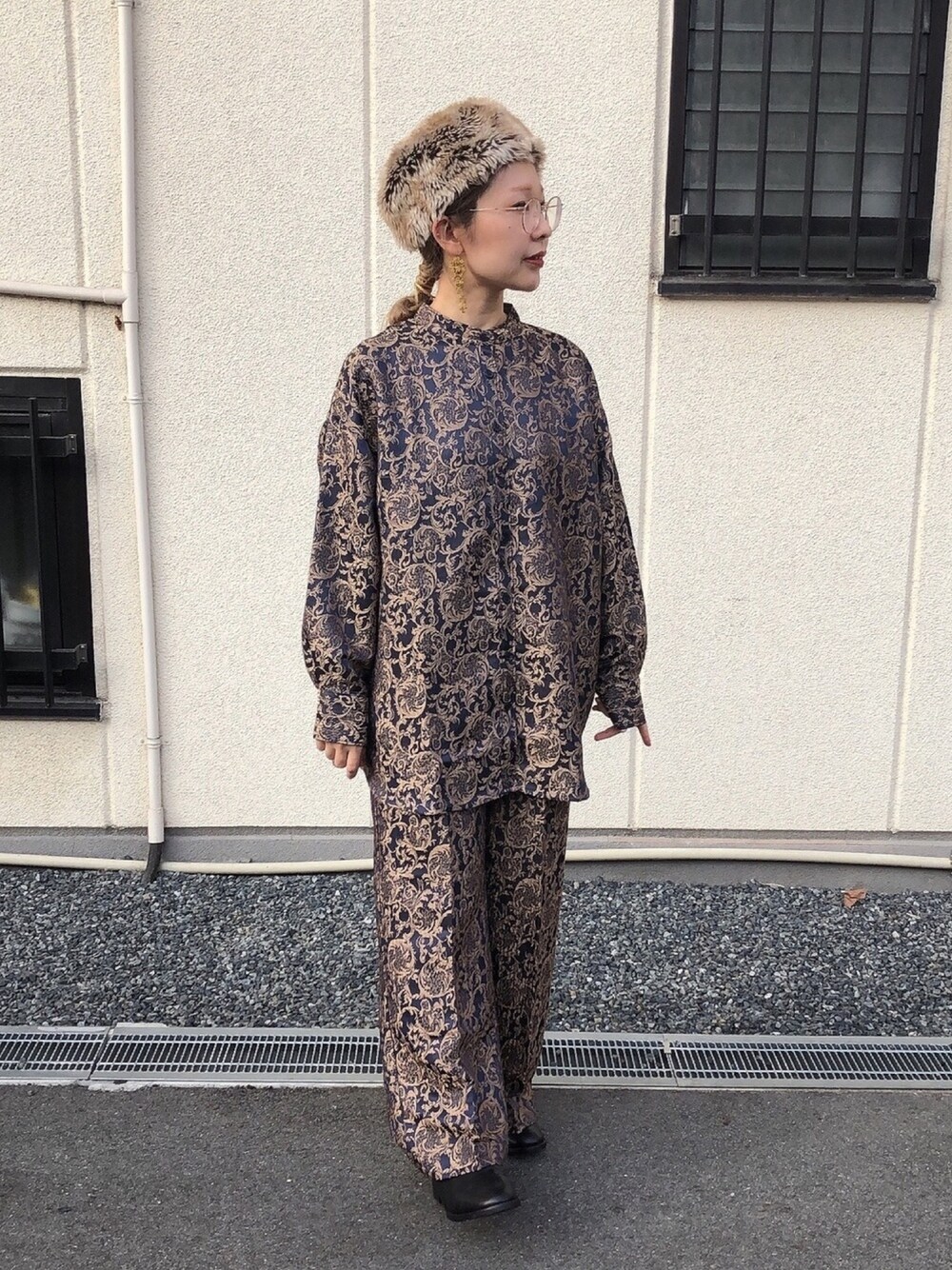 「年末WEAR感謝祭、パンツスタイル、秋冬コーデ、大人カジュアル、ブーツ、低身長コーデ、チャイナシャツ、チャイナ風、ファー帽子、ママファッション」｜「select MOCAの2020 A/W アラベスクバンドカラーシャツ/スタンドカラーチャイナデザイン柄シャツ/セットアップシャツ（シャツ/ブラウス、ブルー系）」を使った、kinokonokoさん（レディース・152cm）の冬コーディネートの1枚目の写真