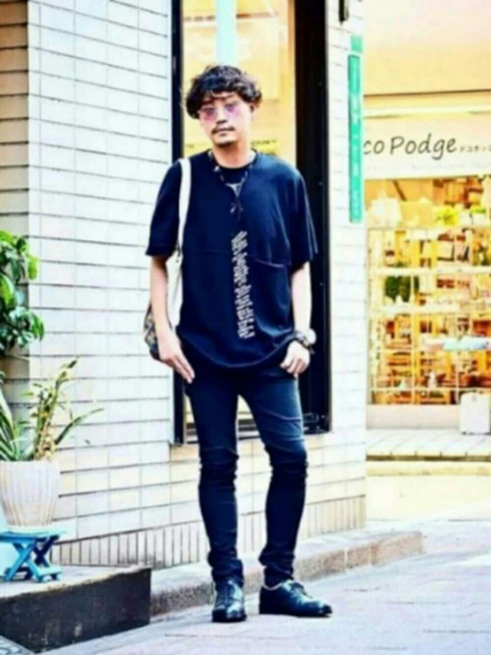 ブラック系のデニムパンツ、ブラック系のその他シューズ、ブラック系のTシャツ/カットソーを着用したメンズの秋コーディネートの1枚目の写真