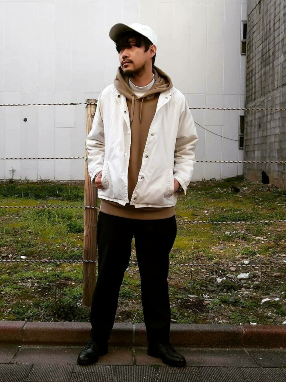「春、大人カジュアル、ストリート、モノトーン、古着、キャップ、コーチジャケット、パーカー、ユニクロ、シンプル」｜「古着のコーチジャケット（ブルゾン、ホワイト系）」を使った、KENGOさん（メンズ・170cm）の冬コーディネートの1枚目の写真
