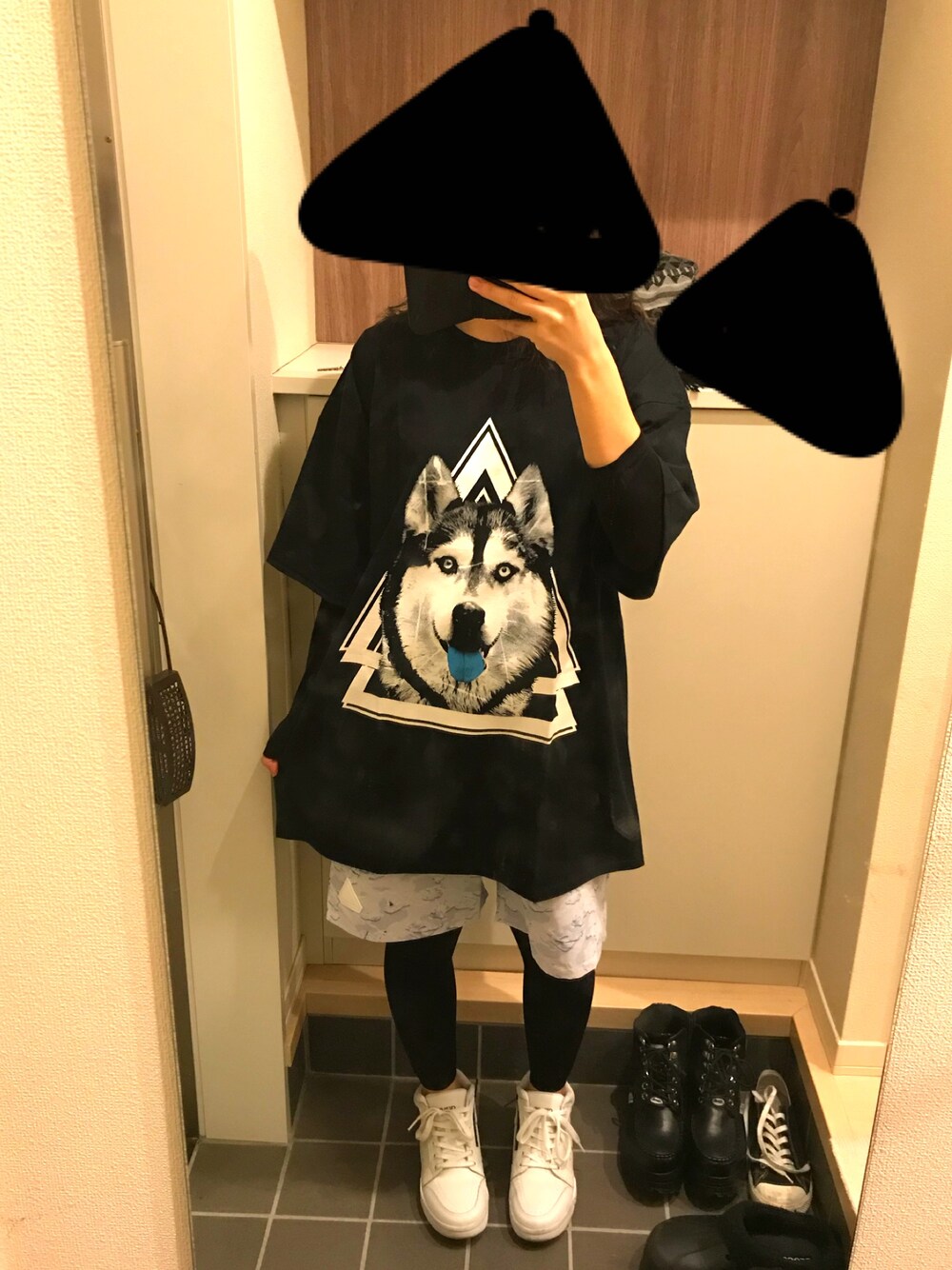 「黒、オーバーサイズ、UNIQLO、低身長、THETEST、スニーカー」｜「THE TESTのアイテム（Tシャツ/カットソー、ブラック系）」を使った、mushiさん（レディース・153cm）の冬コーディネートの1枚目の写真