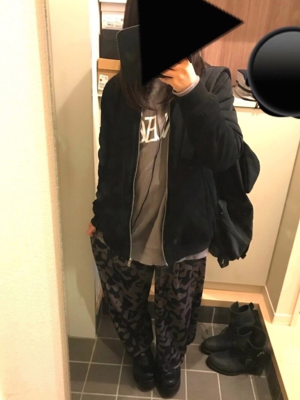 「モノトーン、fashion、モード、オーバーサイズ、春コーデ、冬コーデ、原宿」｜「WILDERNESS EXPERIENCEの【超人気】 WILDERNESS EXPERIENCE　ベタークレッタースモール （バックパック/リュック、ブラック系）」を使った、mushiさん（レディース・153cm）の春コーディネートの1枚目の写真