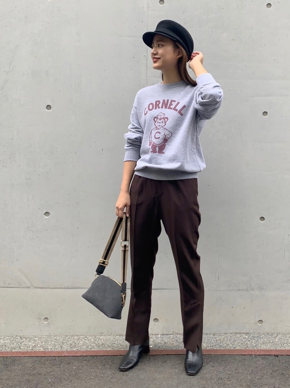 「スリット、スリットパンツ、スウェット、カジュアル、秋のコーデ、秋のマイ旬スタイル、シンプルコーデ、アーバンリサーチ」｜「URBAN RESEARCHのフェルトキャスケット（キャスケット、ブラック系）」を使った、chihoさん（レディース・163cm）の秋コーディネートの1枚目の写真