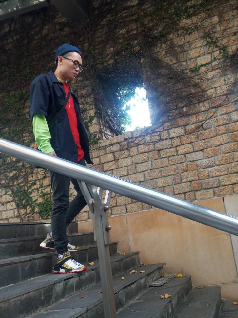 「ootd、休閒搭配、街頭穿搭、混搭叠穿、球鞋、swag、outfit」｜「STUSSYのアイテム（Tシャツ/カットソー、レッド系）」を使った、ak1tさん（メンズ・175cm）の春コーディネートの1枚目の写真