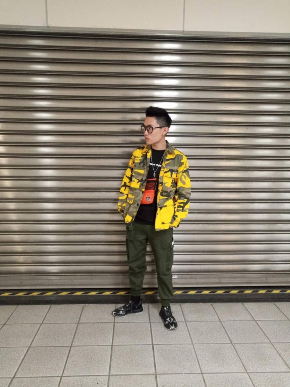 「ootd、工装、街頭穿搭、混搭叠穿、球鞋、swag、outfit」｜「ROTHCOのアイテム（ミリタリージャケット、イエロー系）」を使った、ak1tさん（メンズ・175cm）の春コーディネートの1枚目の写真
