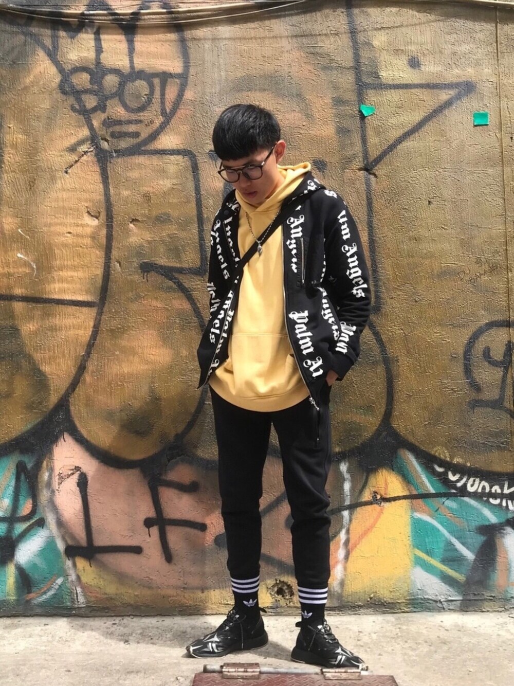 「ootd、街頭穿搭、球鞋、休閒搭配、swag、outfit、streetstyle」｜「GAPのアイテム（パーカー、イエロー系）」を使った、ak1tさん（メンズ・175cm）の春コーディネートの1枚目の写真