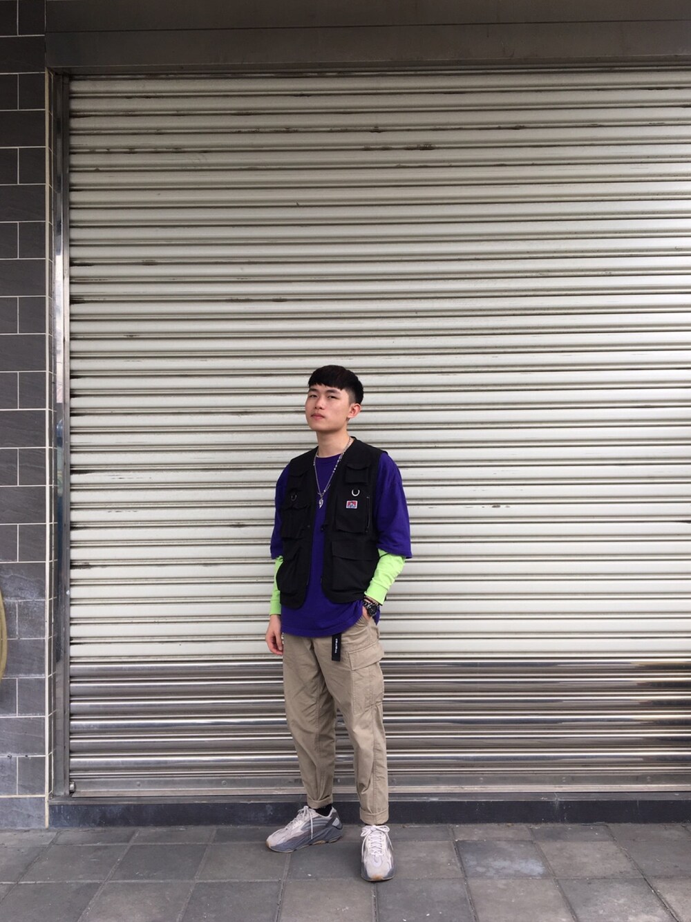 「ootd、街頭穿搭、球鞋、工裝褲、紫、oversize」｜「BEN DAVISのアイテム（ベスト、ブラック系）」を使った、ak1tさん（メンズ・175cm）の冬コーディネートの1枚目の写真