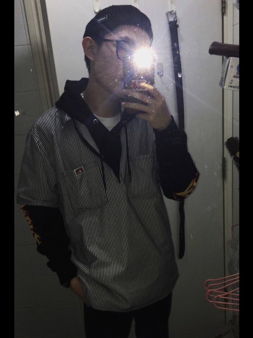 「ootd、街頭穿搭、oversize、黑白搭配、毛帽、秋」｜「BEN DAVISのアイテム（シャツ/ブラウス、グレー系）」を使った、ak1tさん（メンズ・175cm）の冬コーディネートの1枚目の写真