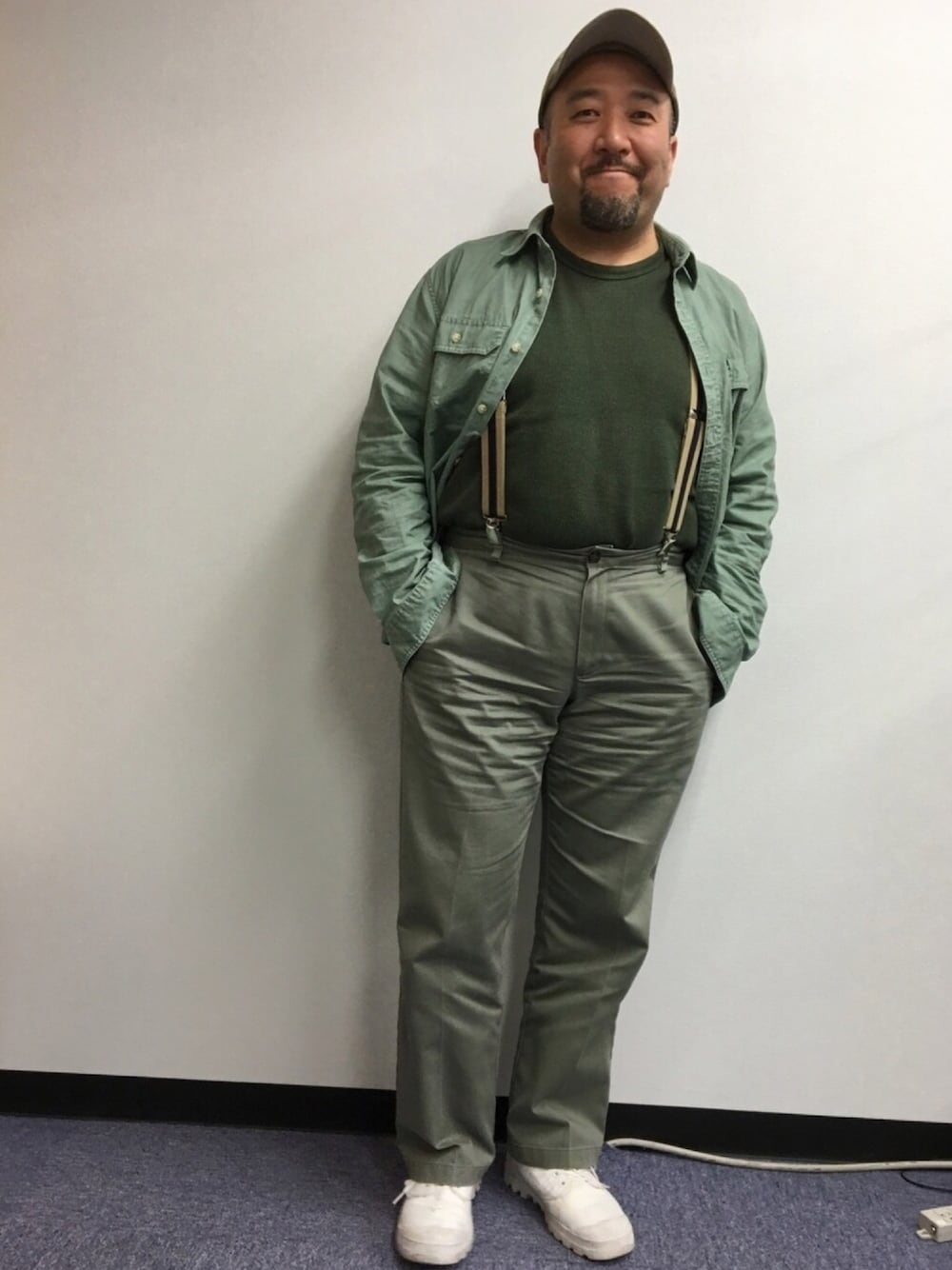 「Mr.Babe、デブでもオシャレ、WEAR昭和部、ワークシャツ、オリーブ、グリーン、ワッフル、キャンバス、休日スタイル、サスペンダー」｜「FREAK'S STOREのSUSPENDER FACTORY/サスペンダーファクトリー Bstna2/1W SSPNDR（サスペンダー、ベージュ系）」を使った、Nyukifumi さん（メンズ・167cm）の春コーディネートの1枚目の写真