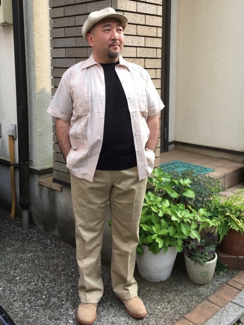 「Mr.Babe、デブでもオシャレ、WEAR昭和部、キューバシャツ、ベージュ、カーキ、スウェードシューズ、黒Tシャツ、オトナカジュアル、夏コーデ」｜「RACALのキャスケット（キャスケット、ベージュ系）」を使った、Nyukifumi さん（メンズ・167cm）の夏コーディネートの1枚目の写真