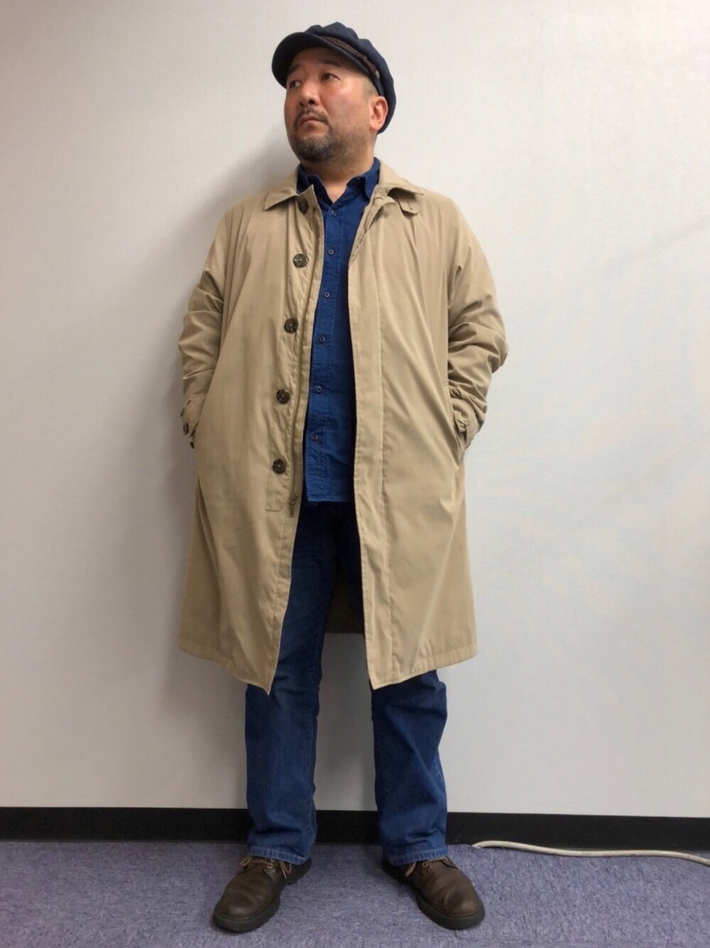 「Mr.Babe、デブでもオシャレ、WEAR昭和部、ステンカラーコート、ジーンズ、デニムシャツ、デニムオンデニム、マリンキャスケット、シンブル、オトナカジュアル」｜「L.L.Beanのアイテム（ステンカラーコート、ベージュ系）」を使った、Nyukifumi さん（メンズ・167cm）の秋コーディネートの1枚目の写真