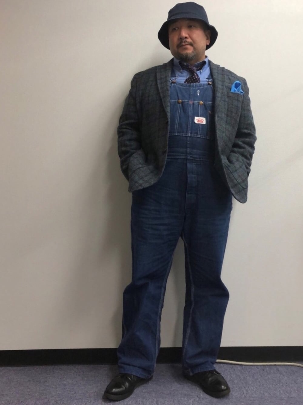 その他のテーラードジャケット、ブルー系のシャツ/ブラウス、ブルー系のサロペット/オーバーオールを着用したメンズの冬コーディネートの1枚目の写真