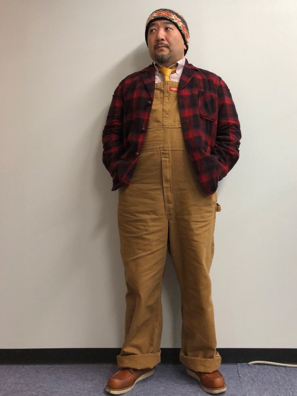 ブラウン系のサロペット/オーバーオール、レッド系のテーラードジャケット、ピンク系のシャツ/ブラウスを着用したメンズの冬コーディネートの1枚目の写真