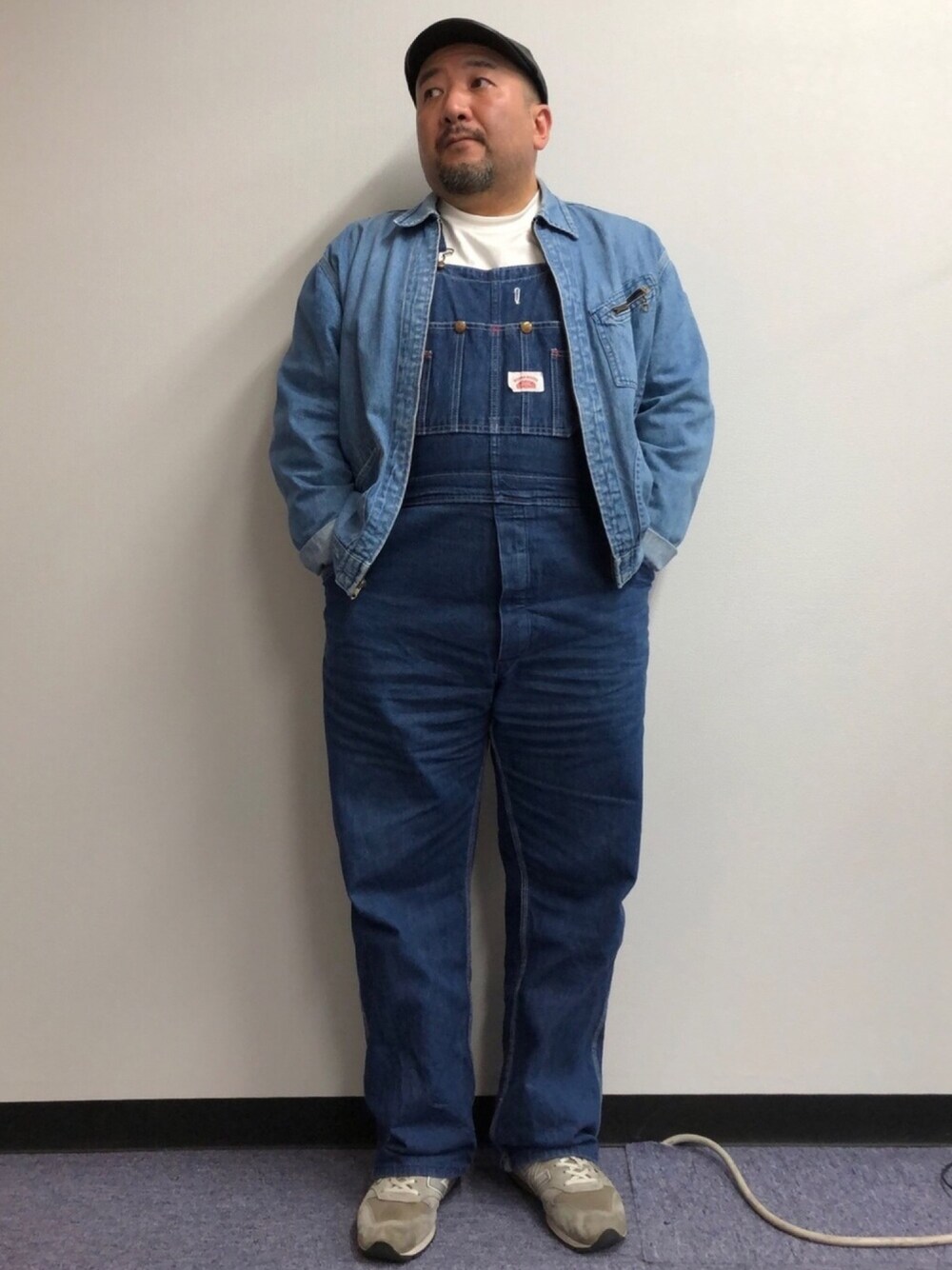 ブルー系のサロペット/オーバーオール、ブルー系のデニムジャケット、ホワイト系のTシャツ/カットソーを着用したメンズの春コーディネートの1枚目の写真