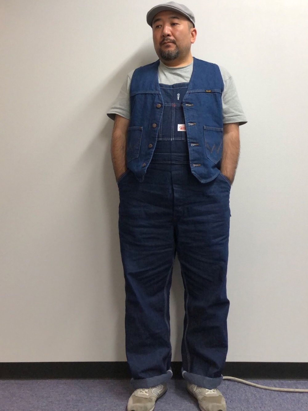 ブルー系のベスト、ブルー系のサロペット/オーバーオール、グレー系のTシャツ/カットソーを着用したメンズの夏コーディネートの1枚目の写真