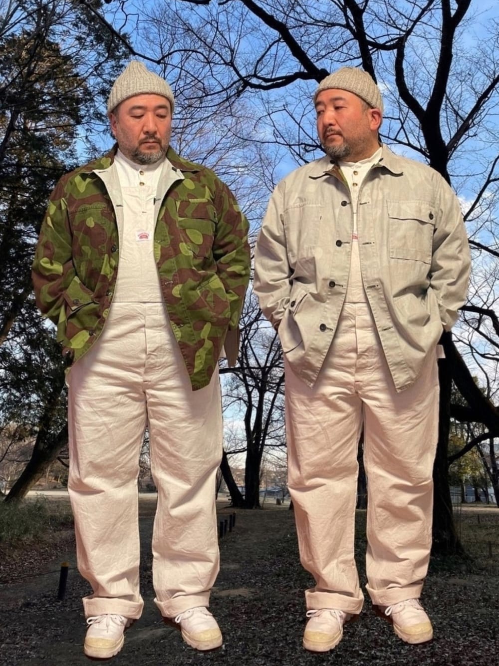 ホワイト系のサロペット/オーバーオール、その他のミリタリージャケット、ホワイト系のTシャツ/カットソーを着用したメンズの春コーディネートの1枚目の写真