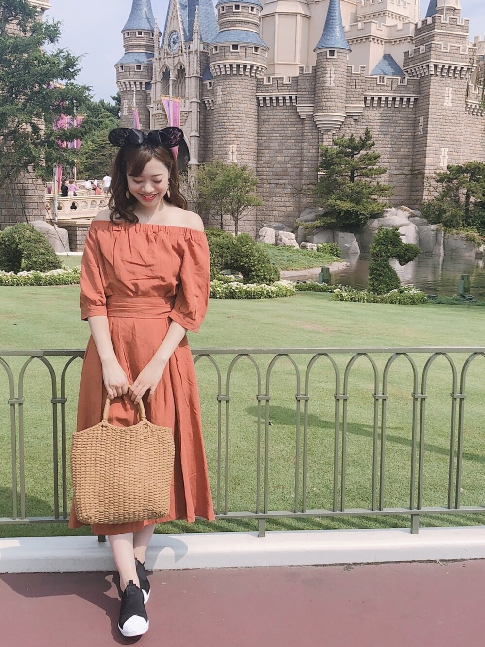 「秋のコーデ、ワンピース、オフショル、オフショルワンピース、moussy、BEAMS BOY、adidas」｜「MOUSSYのOFF SHOULDER DRESS（ワンピース、ブラウン系）」を使った、yukari inoueさん（レディース・161cm）の秋コーディネートの1枚目の写真