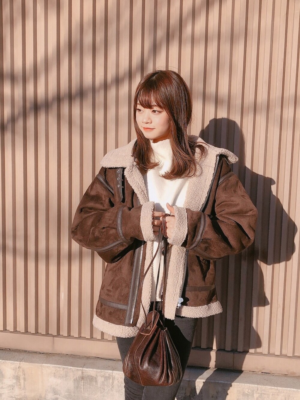 「パンツスタイル、ムートンジャケット、黒スキニー、メンズアイテム、niko and ...、BEAUTY&YOUTH UNITED ARROWS、ZARA、IL BISONTE」｜「niko and...のスポンディッシュボトルネックプルオーバー（ニット/セーター、ベージュ系）」を使った、yukari inoueさん（レディース・162cm）の冬コーディネートの1枚目の写真