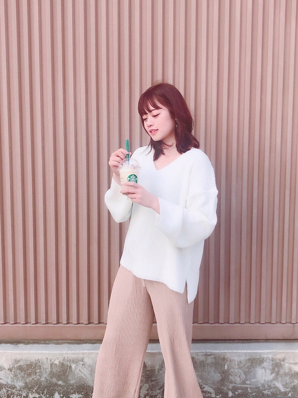 「春コーデ、ラクチンコーデ、シンプル、ホワイト、ベージュ、dholic」｜「DHOLICのドローストリングプリーツワイドパンツ（その他パンツ、ベージュ系）」を使った、yukari inoueさん（レディース・162cm）の春コーディネートの1枚目の写真