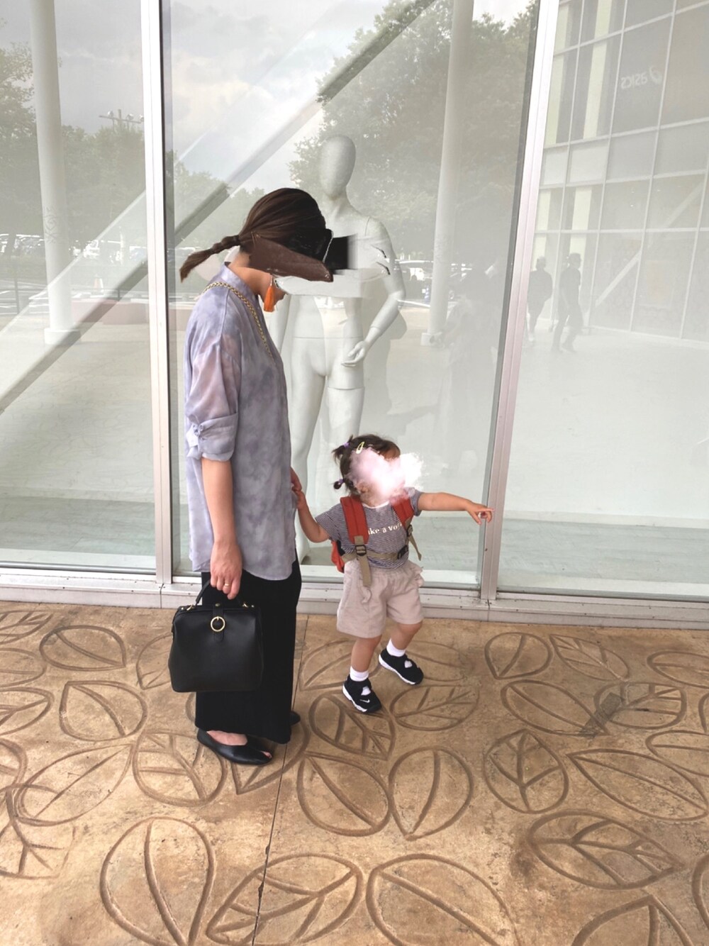 「初夏コーデ、大人カジュアル、シンプル、プチプラコーデ、きれいめカジュアル、ワンピース、ブラックコーデ、シアーシャツ、シースルー、エアリフト」｜「BRANSHESのアイテム（その他パンツ、ベージュ系）」を使った、i k k y u 𓅿さん（レディース・157cm）の春コーディネートの1枚目の写真