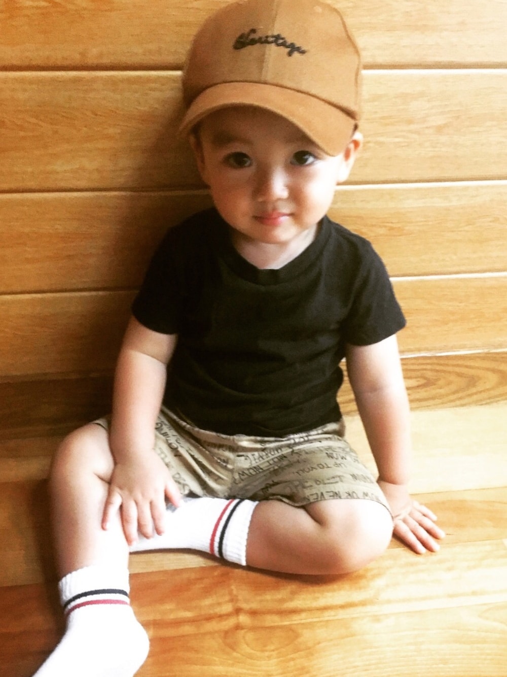 「キャップ、男の子、1歳6ヶ月、ラインソックス、男の子コーデ、キャップ部、シンプル」｜「GLOBAL WORKの【キッズ】ツイルCAP17FW/766985（キャップ、ブラウン系）」を使った、toytoytoyさん（キッズ・80cm）の秋コーディネートの1枚目の写真