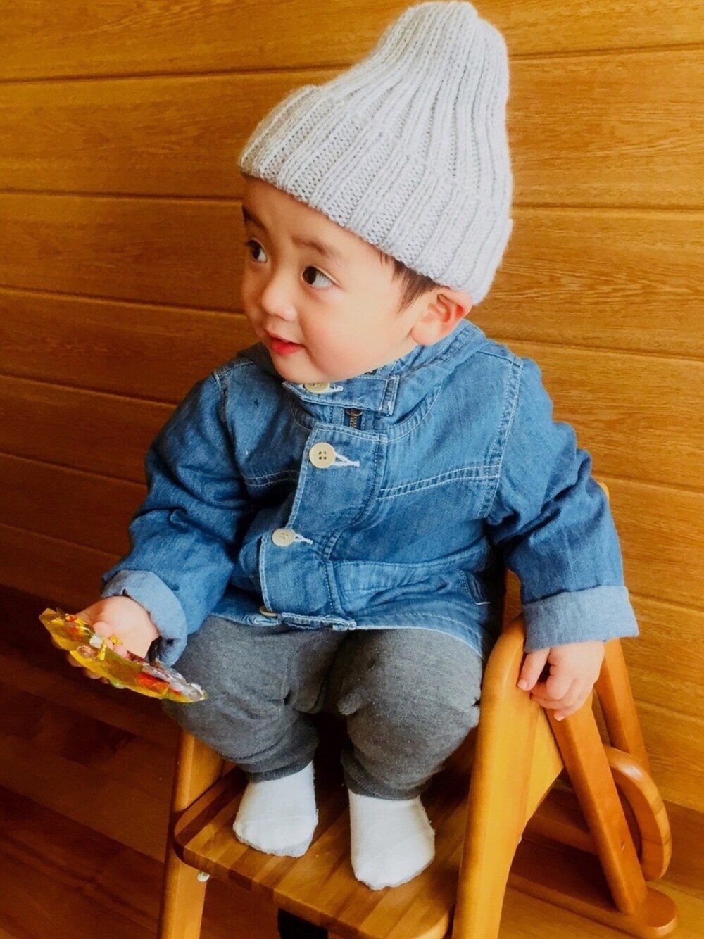 「ニット帽、デニムジャケット、シンプル、グレーコーデ、男の子、１歳８ヶ月」｜「petit mainのフードつきデニムブルゾン（デニムジャケット、ブルー系）」を使った、toytoytoyさん（キッズ・80cm）の秋コーディネートの1枚目の写真
