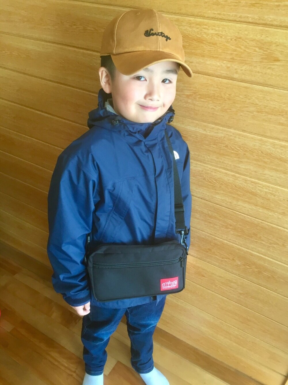 「ノースフェイス、マウンテンパーカー、サコッシュバッグ、デニムサルエルパンツ、キャップ部、キャップ、小学生、7歳、男の子」｜「THE NORTH FACEのDOT SHOT JACKET（マウンテンパーカー、ブルー系）」を使った、toytoytoyさん（キッズ・130cm）の秋コーディネートの1枚目の写真