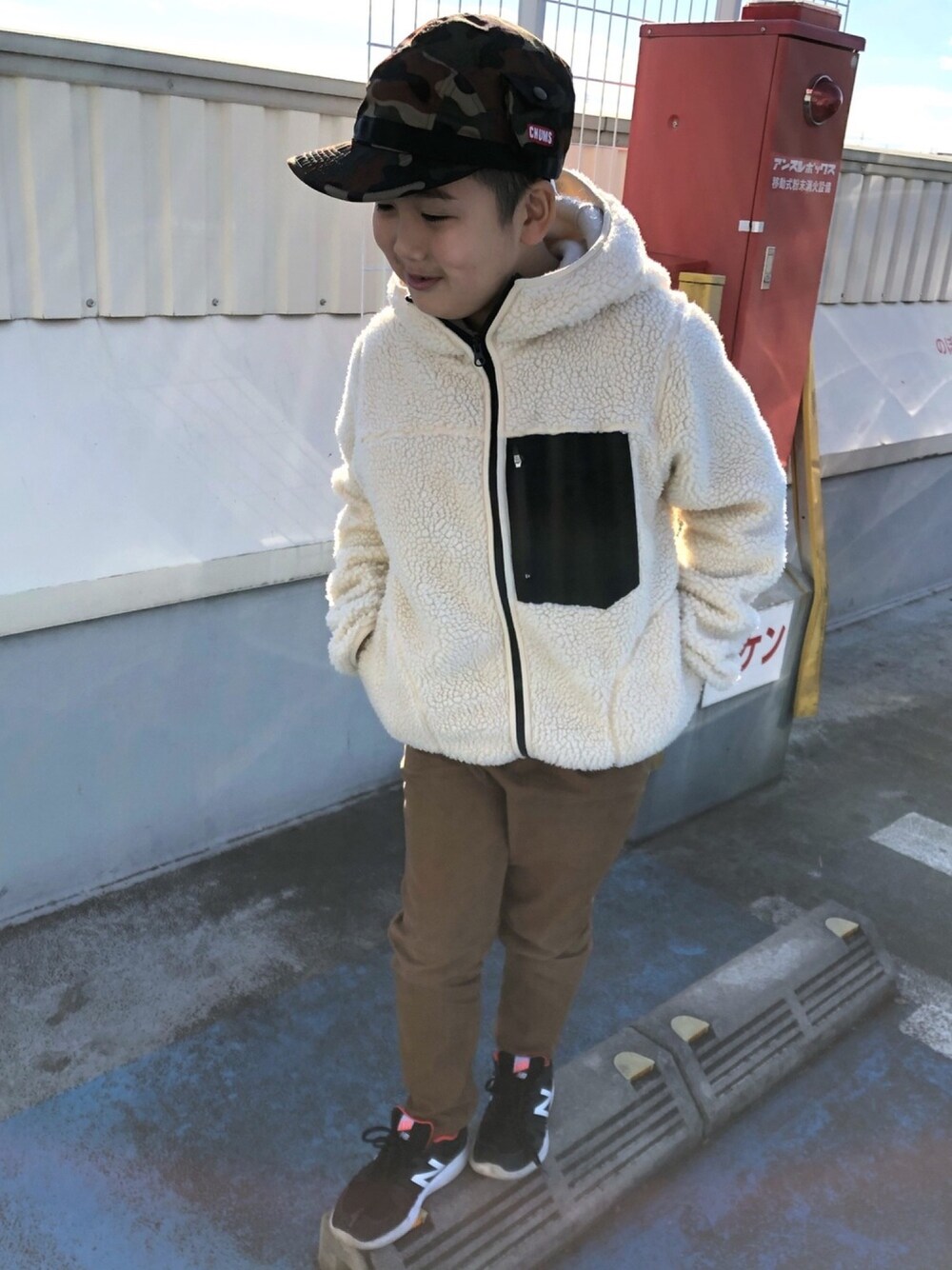 「キッズファッション、冬コーデ、ボアジャケット、カモフラージュ、キャップ部、ブラウン、キッズ、男の子」｜「FREAK'S STOREの65/35 3WAY ロングスリーブ ボアフリースライナー マウンテンパーカー(手洗い可能/撥水加工)（マウンテンパーカー、ブルー系）」を使った、toytoytoyさん（キッズ・133cm）の冬コーディネートの1枚目の写真