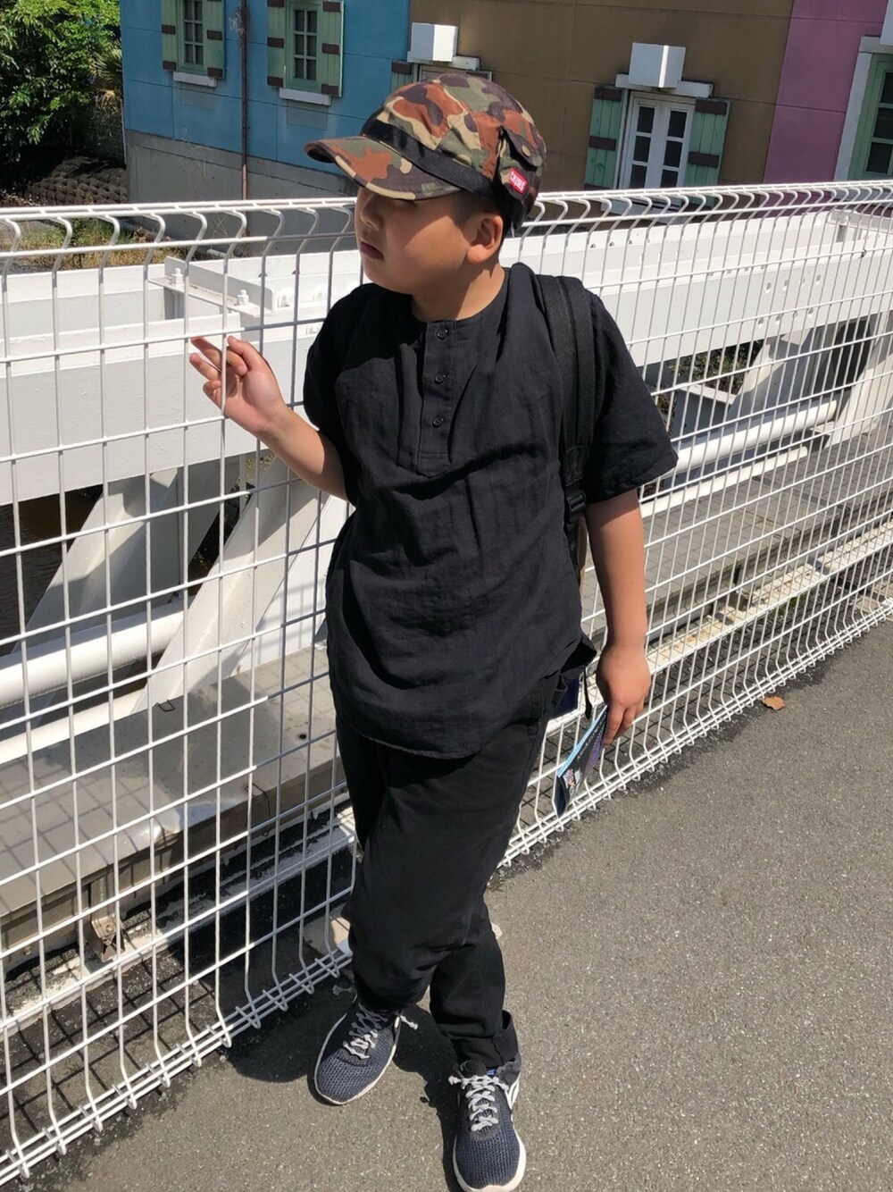 「男の子、モノトーン、キッズコーデ、小学生、小学３年生、カモフラ、キャップ部」｜「devirockのビッグプルオーバー5分袖シャツ（シャツ/ブラウス、ブラック系）」を使った、toytoytoyさん（キッズ・137cm）の春コーディネートの1枚目の写真
