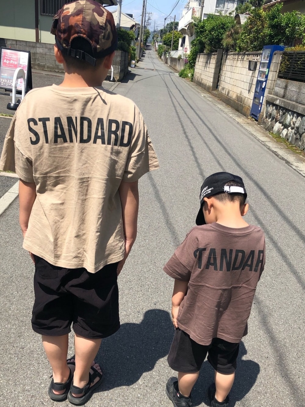 「男の子コーデ、シンプルコーデ、兄弟リンクコーデ、おそろいコーデ、男の子、バックプリント、デビロック、ブラウンコーデ」｜「devirockのバックロゴプリントTシャツ（Tシャツ/カットソー、ベージュ系）」を使った、toytoytoyさん（キッズ・146cm）の夏コーディネートの1枚目の写真